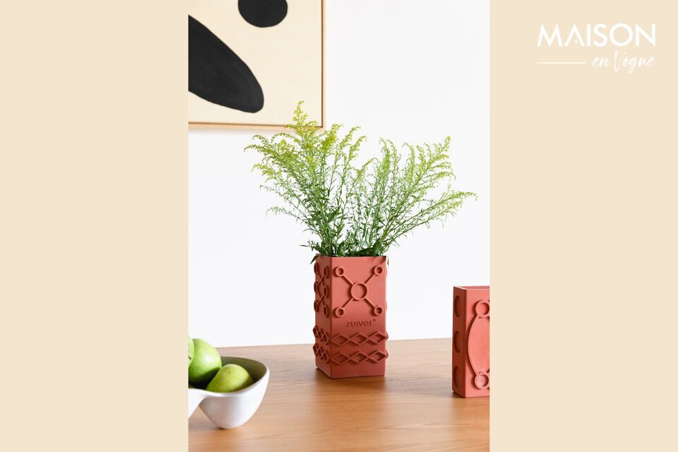 Die aus 100% Beton hergestellte Vase in der Farbe Terrakotta-Grau verfügt über ein klares