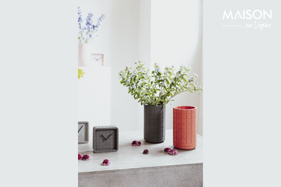 Die Vase wurde aus einer innovativen Mischung aus Beton und Marmorsteinen hergestellt und verfügt