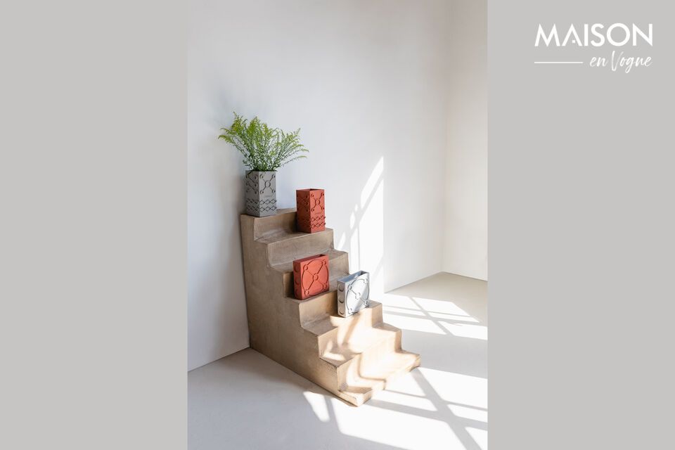 Verschönern Sie Ihr Zuhause mit einer Vase aus Beton mit grafischem Muster.