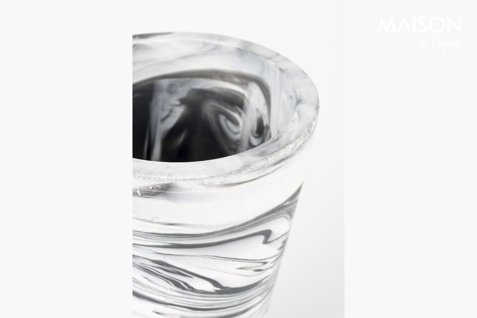 Die Conic-Vase ist in verschiedenen Größen und Farben erhältlich