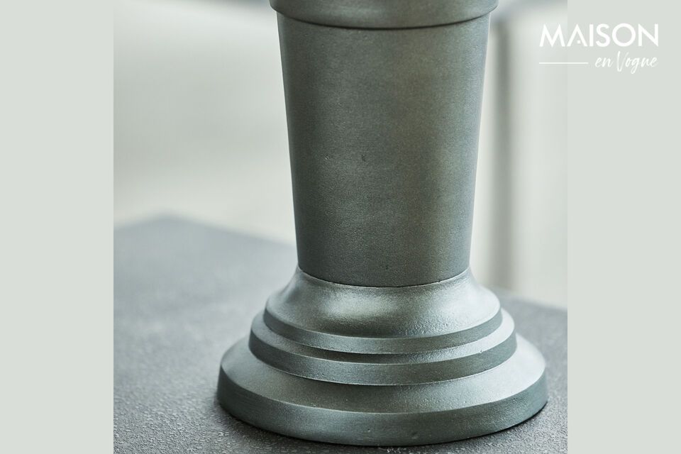 Die Vase ist 45 cm hoch und hat eine raffinierte grüne Farbe
