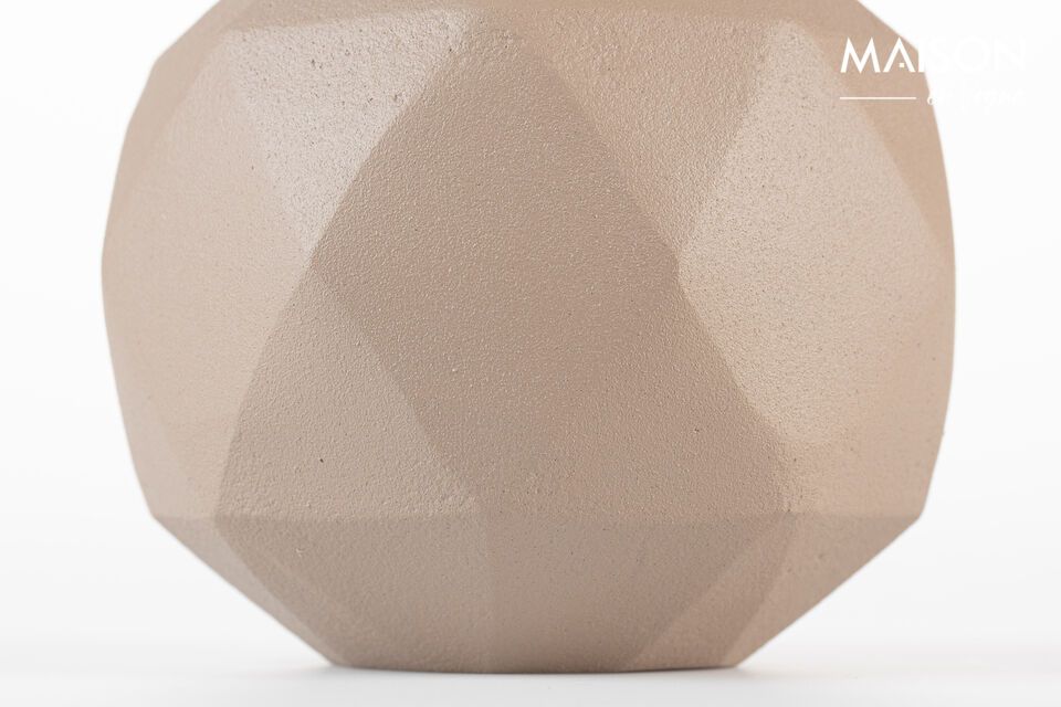 Inspiriert von der japanischen Faltkunst Origami weist diese Vase eckige Formen auf und behält