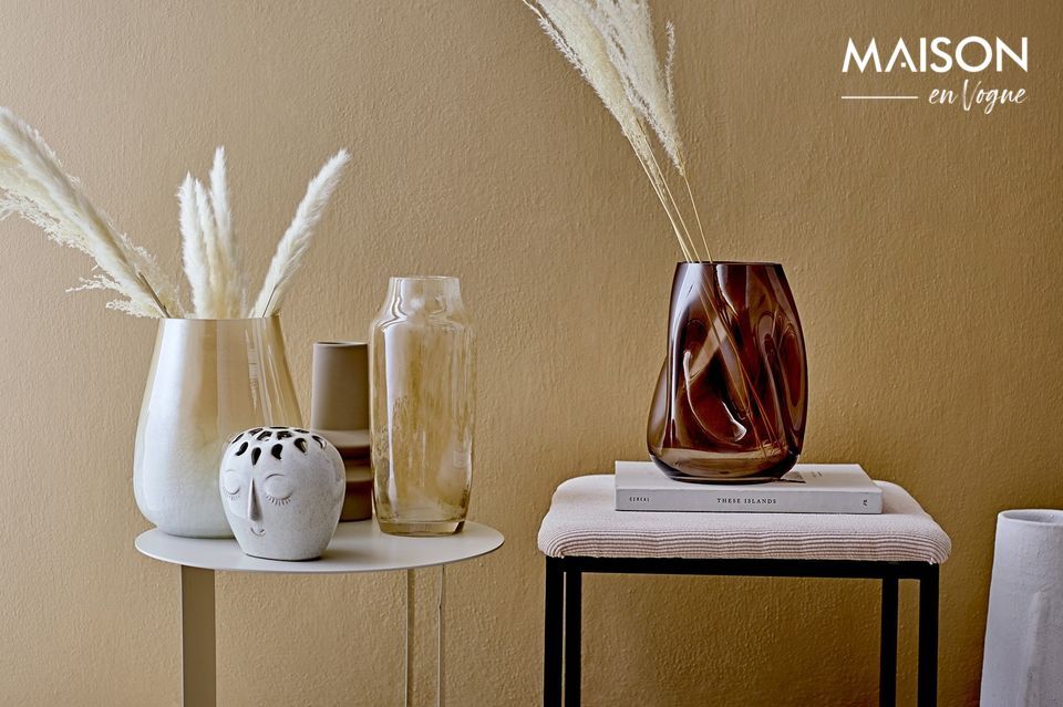 Diese Vase aus hellbraunem Steingut ist mit einer weichen, matten Latexglasur überzogen