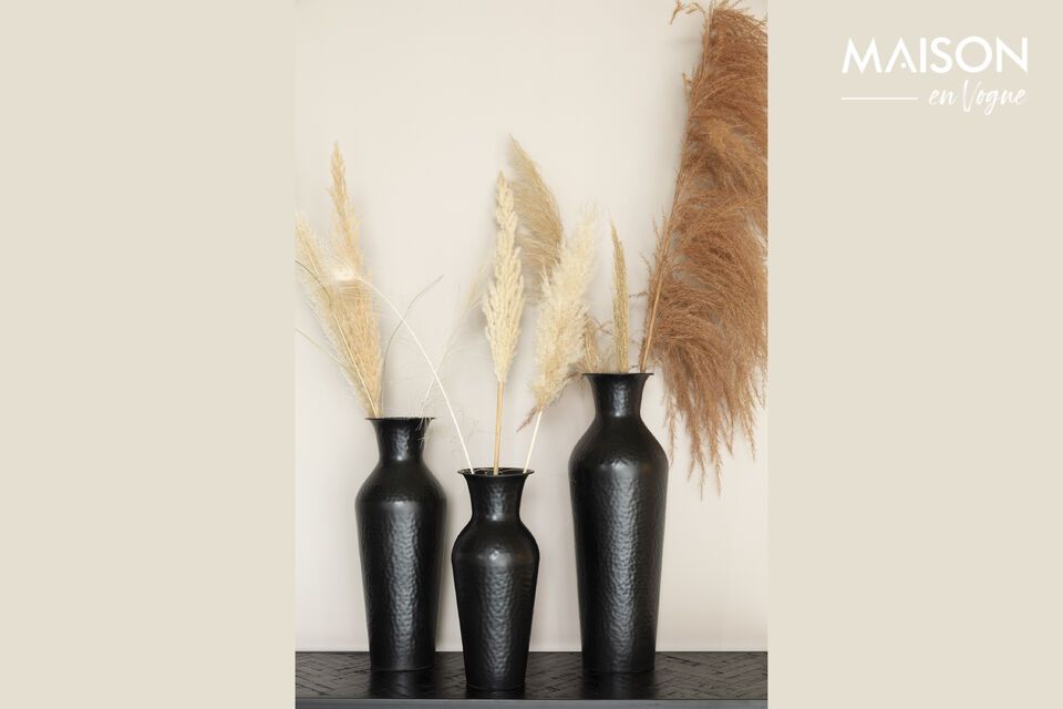 Dekorieren Sie mit Raffinesse: Dunja-Vase aus schwarzem Stahl.