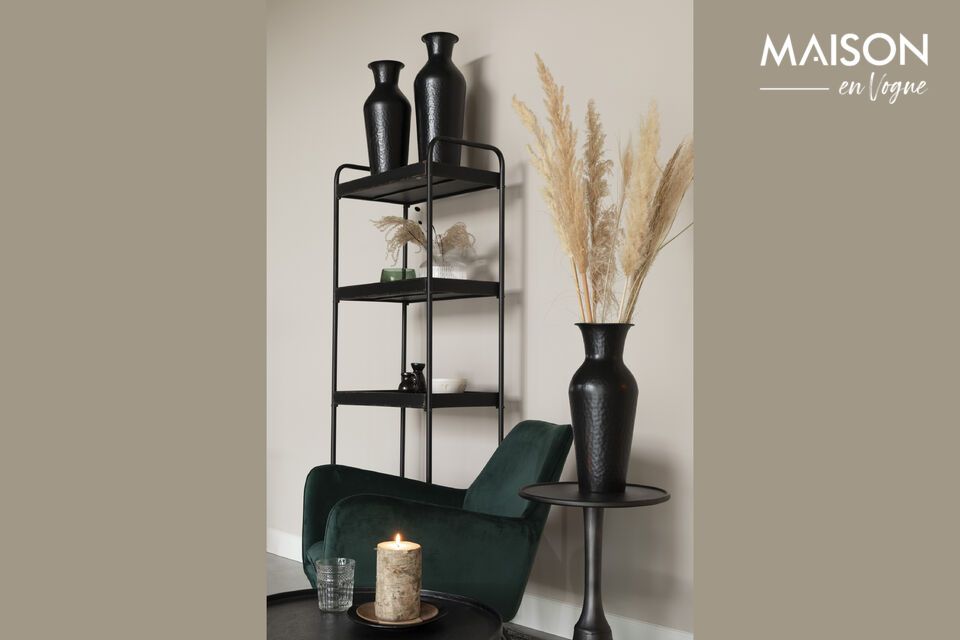 Bringen Sie mit der schwarzen Stahlvase Dunja einen Hauch von zeitloser Eleganz in Ihr Zuhause