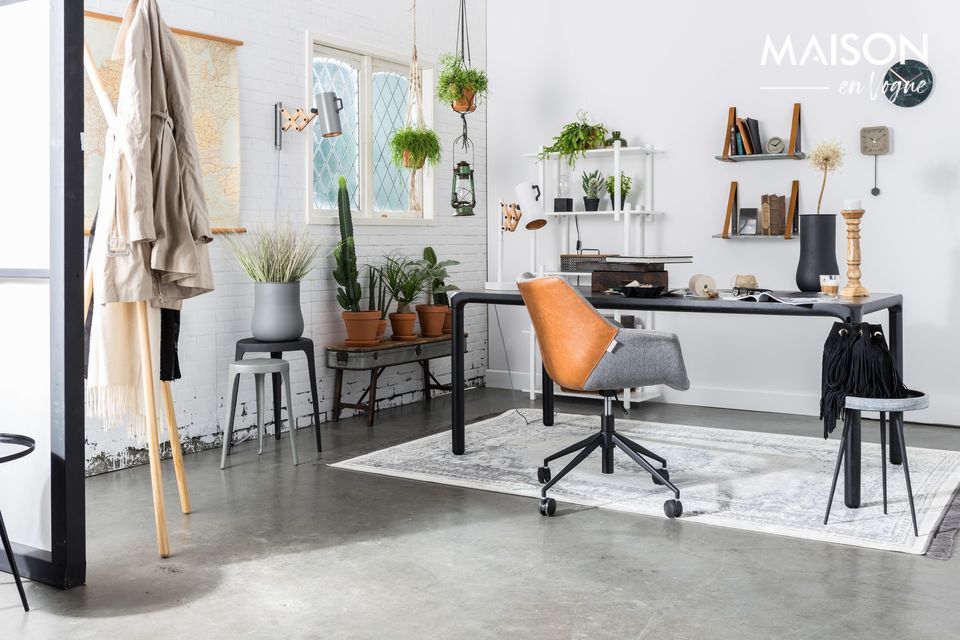 Mit seinem Design aus zwei Materialien hat der braune Bürostuhl Doulton Vintage einen trendigen