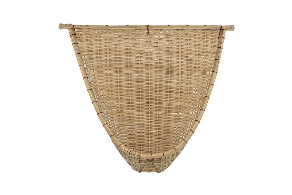 Sie ist aus naturfarbenem Bambus gewebt und kann als Ablage für kleine Gegenstände dienen