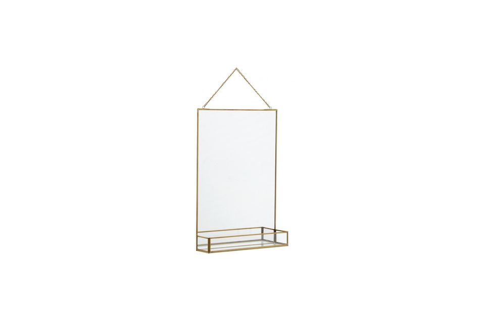Ein Spiegel und sein Regal, hervorgehoben durch eine Goldoberfläche