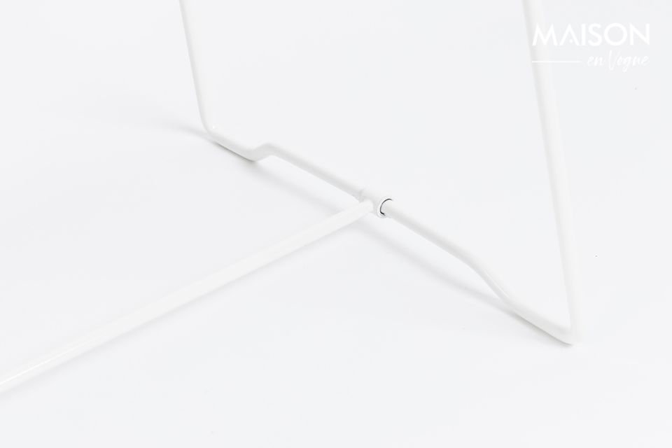 White Label Living enthüllt einen weißen Standspiegel mit einem reinen und eleganten Design